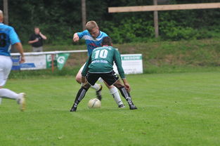 开云体育官方下载-中国足球边路传中战术解析，足球边路和中路什么意思